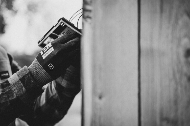 Read more about the article Electrician Website vs. No Website: The Real Cost
