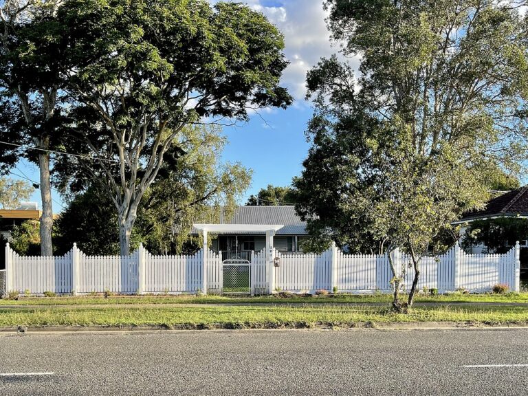 Read more about the article Why Fencing Contractors Without a Website Are Losing Customers in 2026